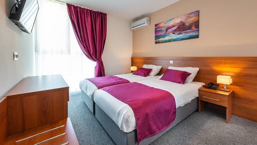 Hotelzimmer mit Doppelbett